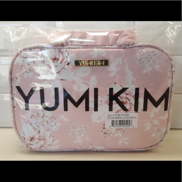 Yumi Kim Handbags - NWOT Yumi Kim Hanging Toiletries Cosmetic Case Bag